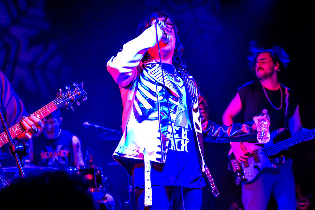 RAIOTZ, 7YEARS y CARTAS DE VINCENT incendian el escenario del Fuck Off Room en una noche de puro hardcore nacional