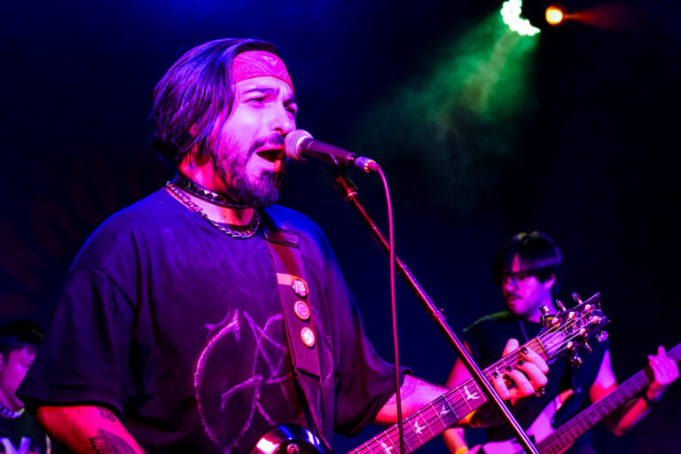RAIOTZ, 7YEARS y CARTAS DE VINCENT incendian el escenario del Fuck Off Room en una noche de puro hardcore nacional